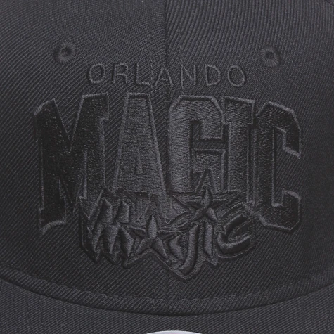 Mitchell & Ness - Orlando Magic NBA Arch Black On Black Snapback Cap