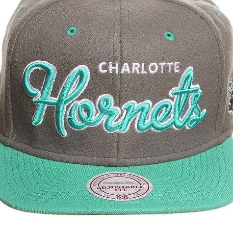 Mitchell & Ness - Charlotte Hornets NBA Melton Script Snapback Cap