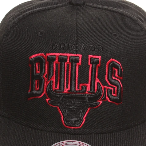 Mitchell & Ness - Chicago Bulls NBA Black Team Arch Snapback Cap