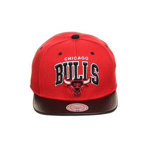 Mitchell & Ness - Chicago Bulls NBA Leather Team Arch Snapback Cap