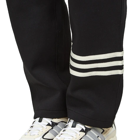 adidas - Adicolor Neuclassics Track Pants