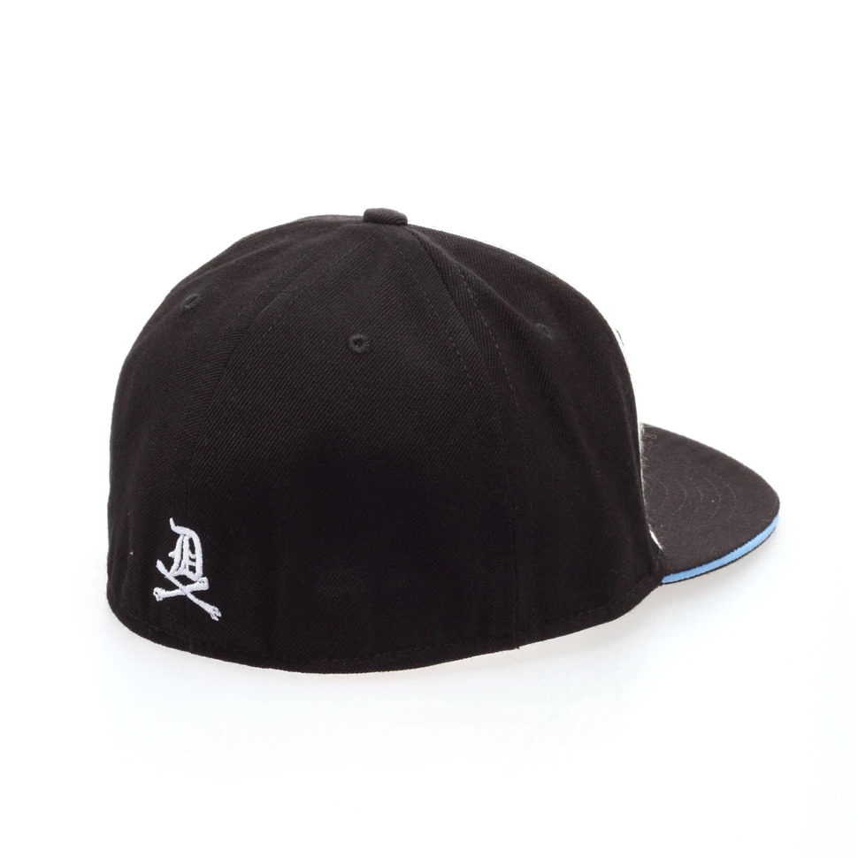 Dissizit! - Alive fitted hat type 3