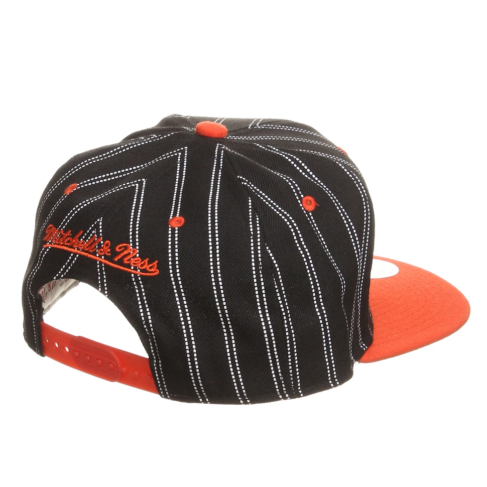 Mitchell & Ness - New York Knicks NBA Double Pinstripe Snapback Cap