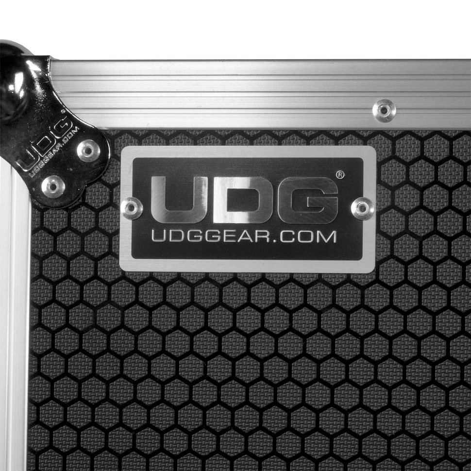 UDG - Ultimate Flight Case Scratch Plus (Trolley + Wheels)