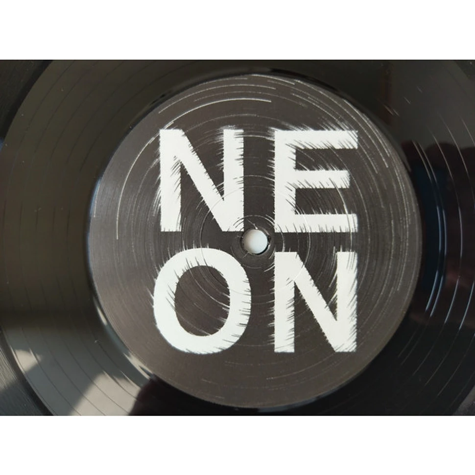 Gregor Tresher - Neon